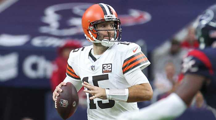 Browns QB Joe Flacco throws
